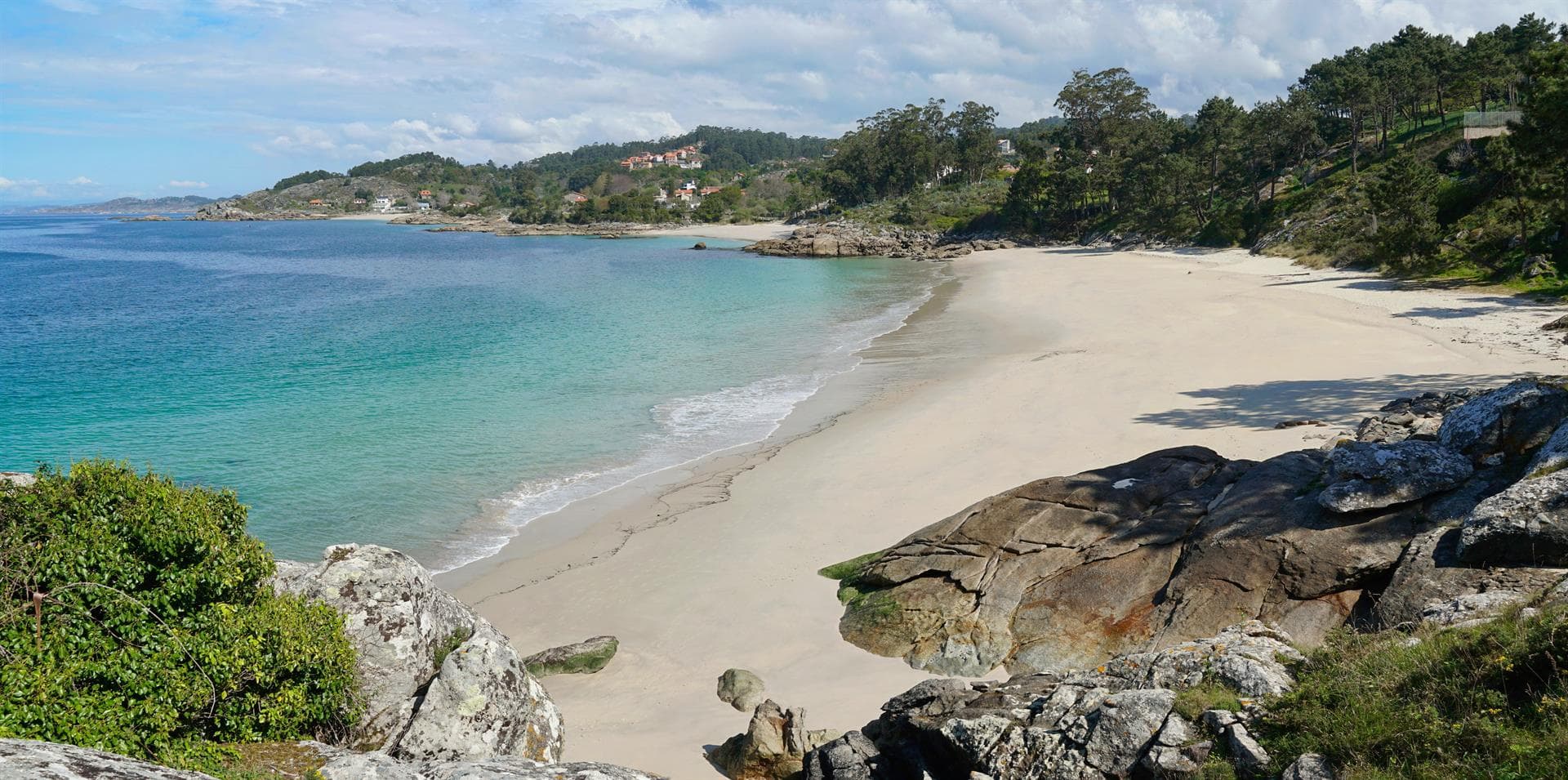 Nuestro taxi te llevará a las mejores playas de Cangas y Bueu